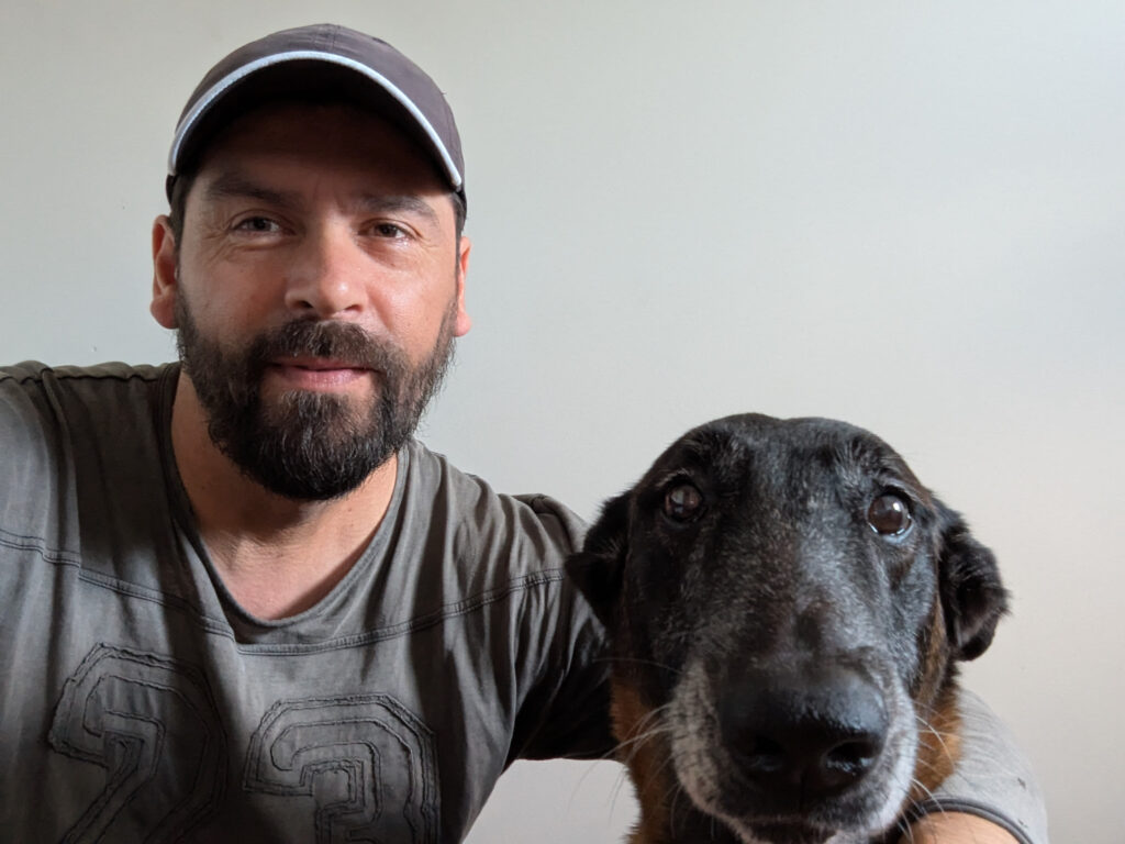 Fran, adiestrador de perros en Santander (Cantabria), Adiestrador en Cantabria a domicilio, Adiestramiento Canino Bizkaia, Perro con conducta agresiva durante un paseo en Getxo, antes de ser educado con el curso de obediencia.